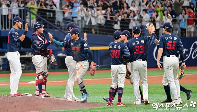 롯데 자이언츠 선수들이 경기 종료 후 세리머니하고 있다. 엑스포츠뉴스 DB