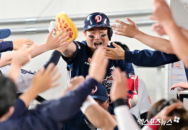 두산 베어스 양의지가 경기에 출전해 홈런을 친 뒤 축하 받고 있다. 엑스포츠뉴스 DB