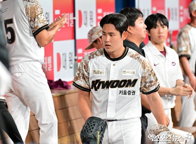 키움 히어로즈 우완 조영건이 6일 서울 고척스카이돔에서 열린 2025 신한 SOL Bank KBO리그 LG 트윈스와의 팀 간 7차전에서 1이닝 무실점을 기록, 시즌 첫승을 따냈다. 사진 김한준 기자