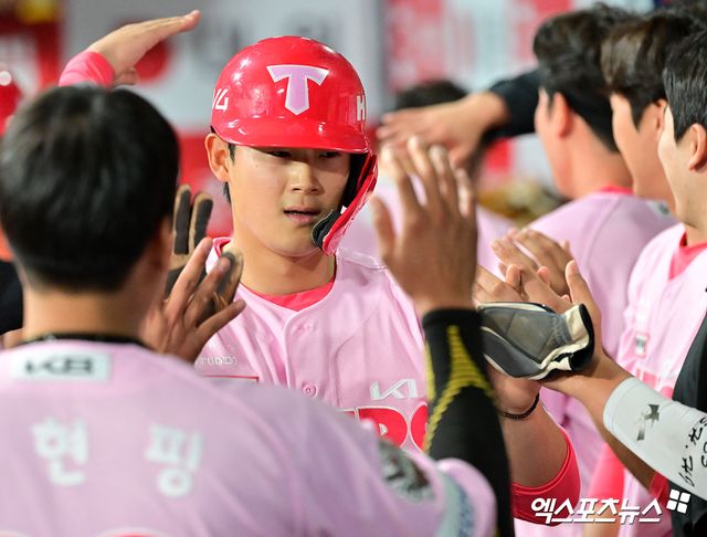 5일 오후 서울 구로구 고척스카이돔에서 열린 '2025 신한 SOL Bank KBO리그' KIA 타이거즈와 키움 히어로즈의 경기, 2회초 1사 만루 KIA 정해원이 박찬호의 2타점 적시타때 득점에 성공하고 있다. 엑스포츠뉴스 DB