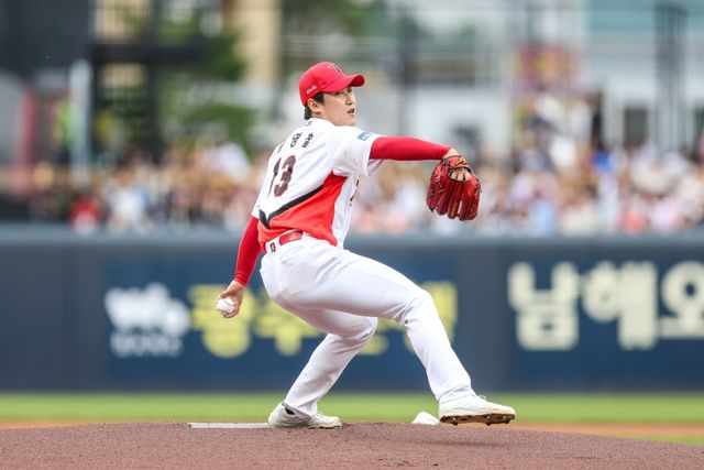 6일 오후 광주-KIA챔피언스필드에서 열린 '2025 신한 SOL Bank KBO리그' 한화 이글스와 KIA 타이거즈의 경기, KIA 선발 윤영철이 공을 힘차게 던지고 있다. KIA 타이거즈