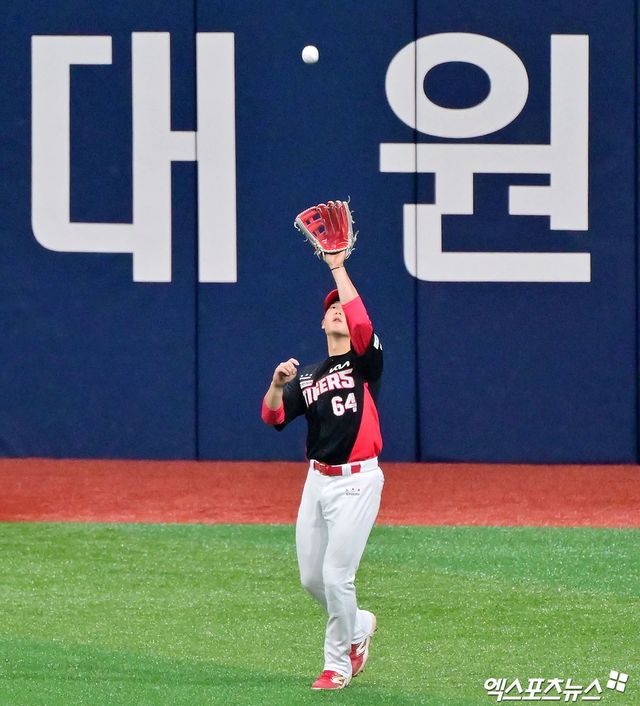 6일 오후 서울 구로구 고척스카이돔에서 열린 '2025 신한 SOL Bank KBO리그' KIA 타이거즈와 키움 히어로즈의 경기, 3회말 2사 KIA 정해원이 키움 김태진의 타구를 잡아내고 있다. 엑스포츠뉴스 DB