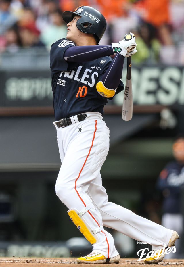 6일 오후 광주-KIA챔피언스필드에서 열린 '2025 신한 SOL Bank KBO리그' 한화 이글스와 KIA 타이거즈의 경기, 2회초 2사 한화 이진영이 2루타를 치고 있다. 한화 이글스