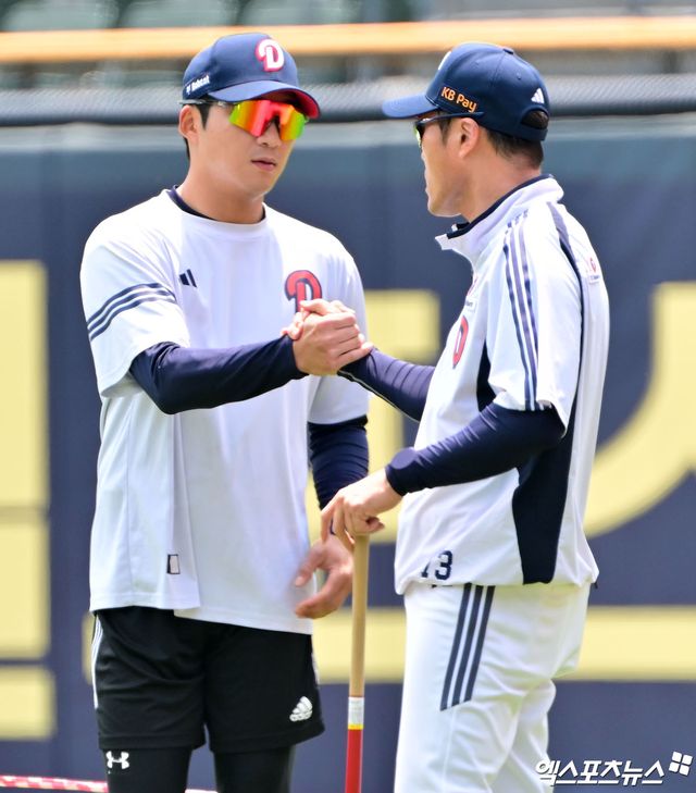 왼쪽부터 두산 베어스 김대한, 조성환 감독대행. 엑스포츠뉴스 DB