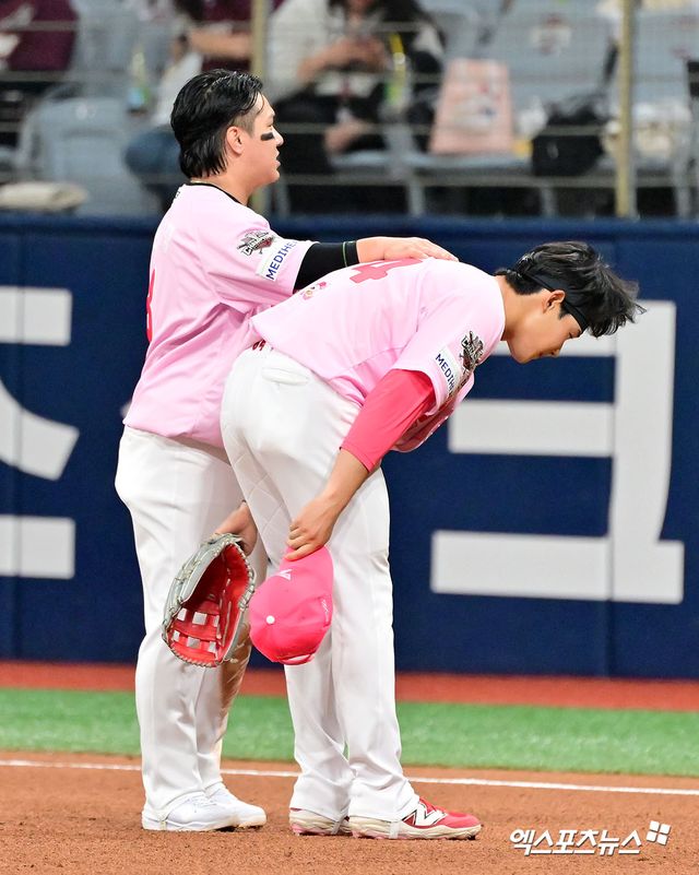 5일 오후 서울 구로구 고척스카이돔에서 열린 '2025 신한 SOL Bank KBO리그' KIA 타이거즈와 키움 히어로즈의 경기, KIA 정해원이 6회초 2사 1,3루 상황에서 나온 도루 상황에 대해 키움 더그아웃에 사과 인사를 하고 있다. 엑스포츠뉴스 DB