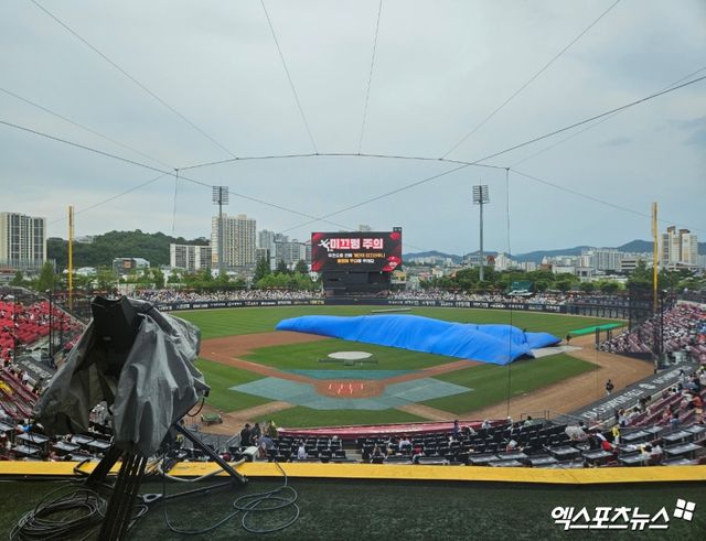 6일 오후 광주-KIA챔피언스필드에서 열리는 '2025 신한 SOL Bank KBO리그' 한화 이글스와 KIA 타이거즈의 경기, 경기 전 그라운드 정비가 이뤄지고 있다. 광주, 유준상 기자