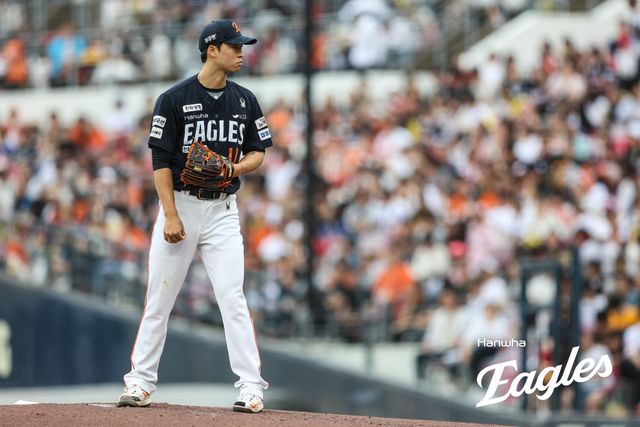 6일 오후 광주-KIA챔피언스필드에서 열린 '2025 신한 SOL Bank KBO리그' 한화 이글스와 KIA 타이거즈의 경기, 한화 선발 엄상백이 투구를 준비하고 있다. 한화 이글스