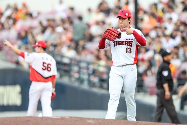 6일 오후 광주-KIA챔피언스필드에서 열린 '2025 신한 SOL Bank KBO리그' 한화 이글스와 KIA 타이거즈의 경기, KIA가 3:2로 승리했다. 선발투수 윤영철은 6이닝 3피안타 1사사구 7탈삼진 무실점으로 호투를 펼치면서 8경기 만에 시즌 첫 승을 수확했다. KIA 타이거즈