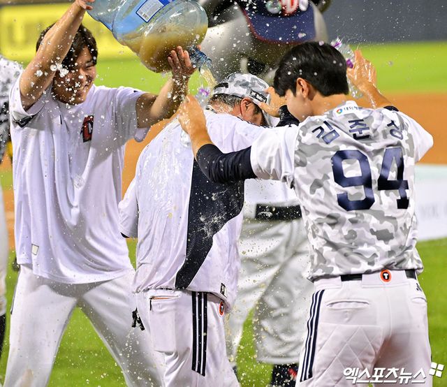 물을 맞고 있는 두산 베어스 조성환 감독대행. 엑스포츠뉴스 잠실, 김한준 기자