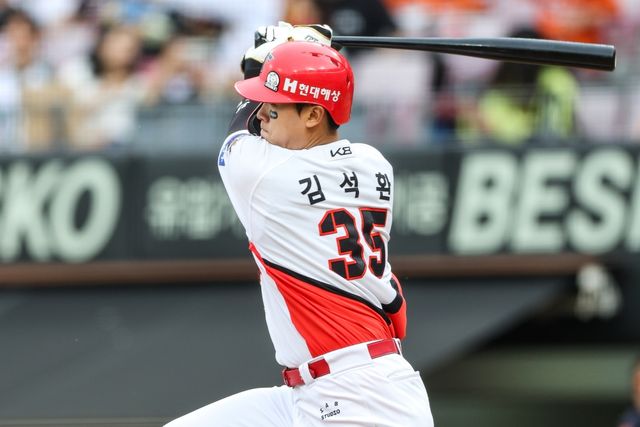 6일 오후 광주-KIA챔피언스필드에서 열린 '2025 신한 SOL Bank KBO리그' 한화 이글스와 KIA 타이거즈의 경기, 2회말 2사 2루 KIA 김석환이 1타점 적시타를 날리고 있다. KIA 타이거즈