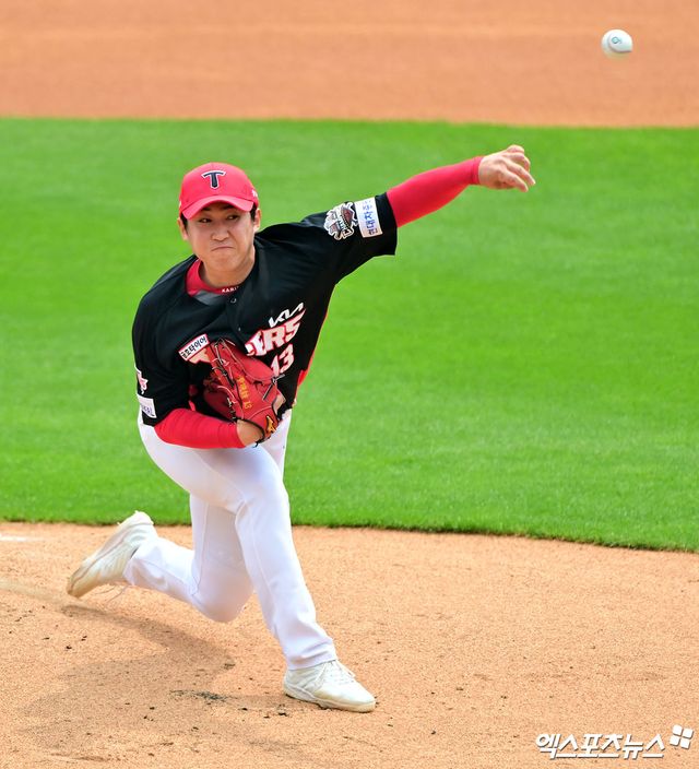 31일 오후 수원KT위즈파크에서 열린 '2025 신한 SOL Bank KBO리그' KIA 타이거즈와 KT 위즈의 경기, 1회말 KIA 선발투수 윤영철이 공을 힘차게 던지고 있다. 엑스포츠뉴스 DB