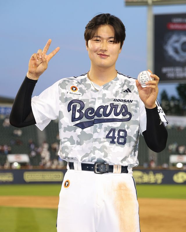 두산 베어스 김동준이 6일 잠실 롯데 자이언츠전에서 데뷔 첫 홈런을 친 뒤 기념촬영하고 있다. 두산 베어스