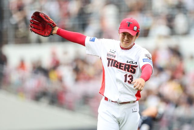 6일 오후 광주-KIA챔피언스필드에서 열린 '2025 신한 SOL Bank KBO리그' 한화 이글스와 KIA 타이거즈의 경기, KIA가 3:2로 승리했다. 선발투수 윤영철은 6이닝 3피안타 1사사구 7탈삼진 무실점으로 호투를 펼치면서 8경기 만에 시즌 첫 승을 수확했다. KIA 타이거즈