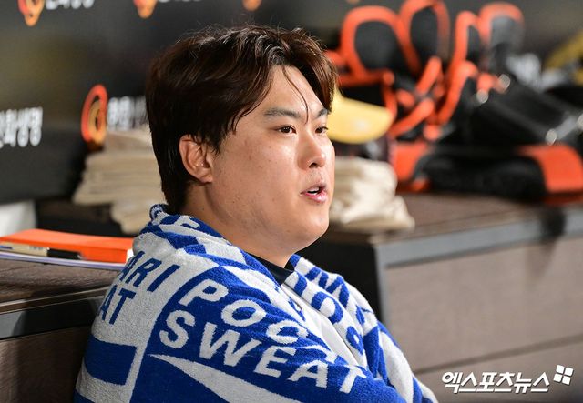 13일 오후 대전 한화생명 볼파크에서 열린 '2025 신한 SOL Bank KBO리그' 두산 베어스와 한화 이글스의 경기, 5회말 한화 류현진이 더그아웃에서 경기를 지켜보고 있다. 엑스포츠뉴스 DB