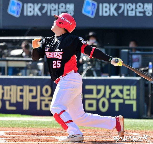 20일 오후 서울 송파구 잠실야구장에서 열린 '2025 신한 SOL Bank KBO리그' KIA 타이거즈와 두산 베어스의 경기, 6회초 2사 1루 KIA 이우성이 우전안타를 날리고 있다. 엑스포츠뉴스 DB