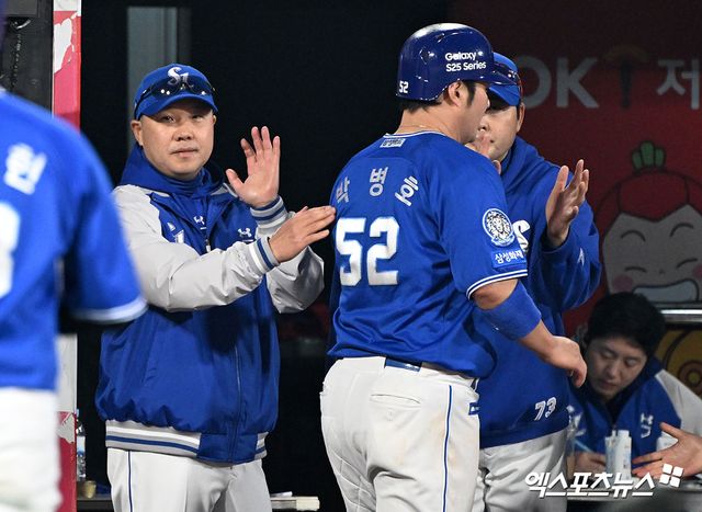 박진만(왼쪽) 삼성 라이온즈 감독이 지난 6월 5일 인천 SSG 랜더스전에 앞서 현재 2군에 머무르고 있는 베테랑 거포 박병호의 현재 상태를 밝혔다. 사진 엑스포츠뉴스 DB