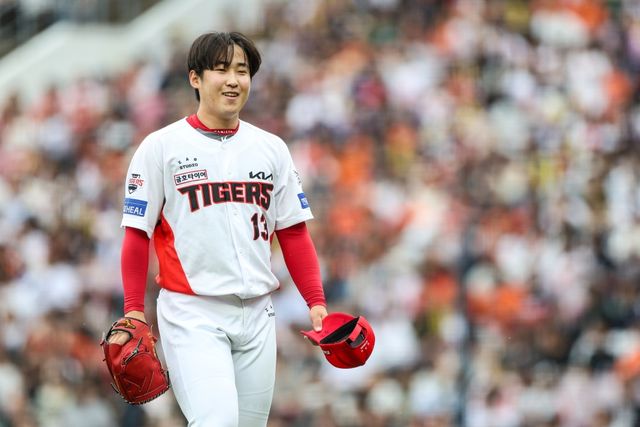 6일 오후 광주-KIA챔피언스필드에서 열린 '2025 신한 SOL Bank KBO리그' 한화 이글스와 KIA 타이거즈의 경기, KIA 선발 윤영철이 이닝을 마무리한 뒤 더그아웃으로 향하고 있다. KIA 타이거즈