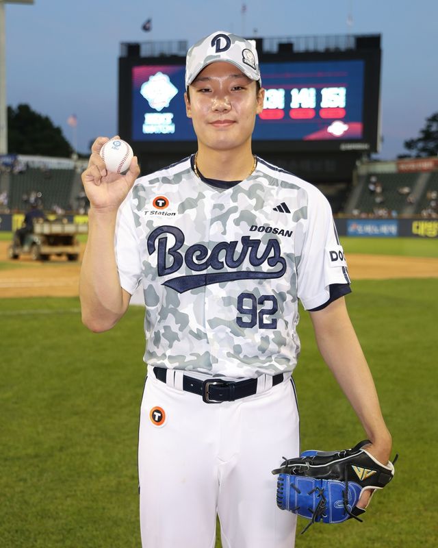 두산 베어스 양재훈이 6일 잠실 롯데 자이언츠전에서 데뷔 첫 세이브를 올린 뒤 기념촬영하고 있다. 두산 베어스