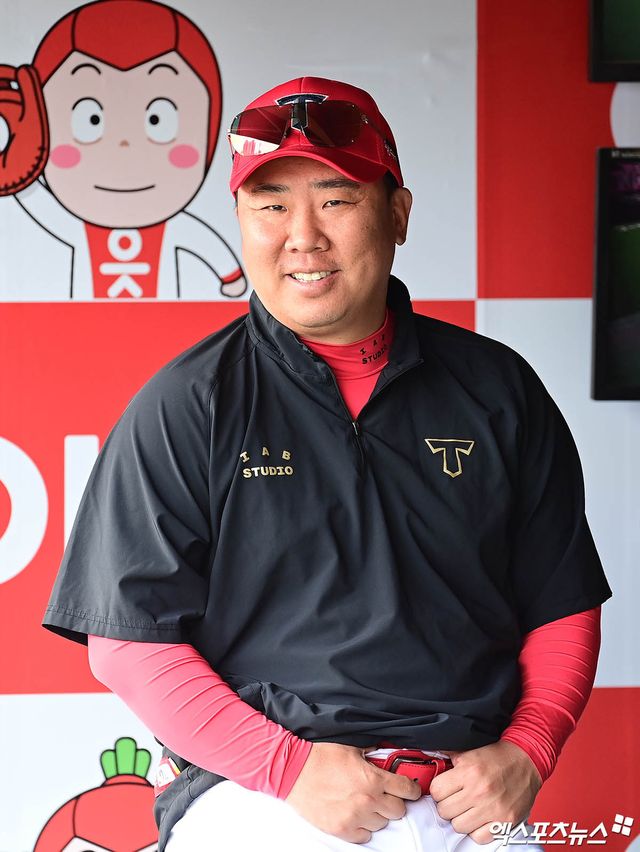 20일 오후 경기도 수원케이티위즈파크에서 열리는 '2025 신한 SOL Bank KBO리그' KIA 타이거즈와 KT 위즈의 경기에 앞서 KIA 이범호 감독이 선수들의 훈련을 지켜보고 있다. 엑스포츠뉴스 DB