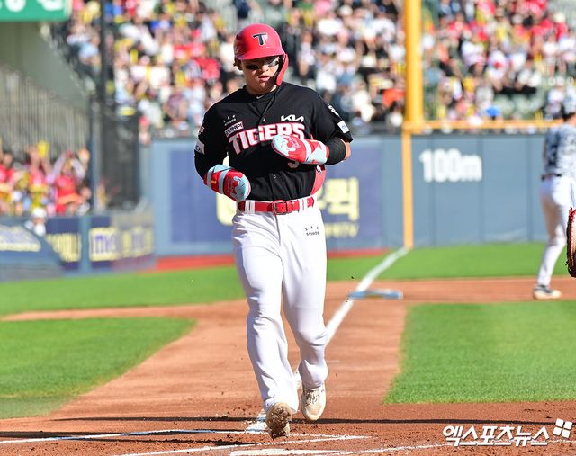 3일 오후 서울 송파구 잠실야구장에서 열린 '2025 신한 SOL Bank KBO리그' KIA 타이거즈와 두산 베어스의 경기, 1회초 1사 만루 KIA 황대인이 1타점 희생플라이때 윤도현이 득점에 성공하고 있다. 엑스포츠뉴스 DB