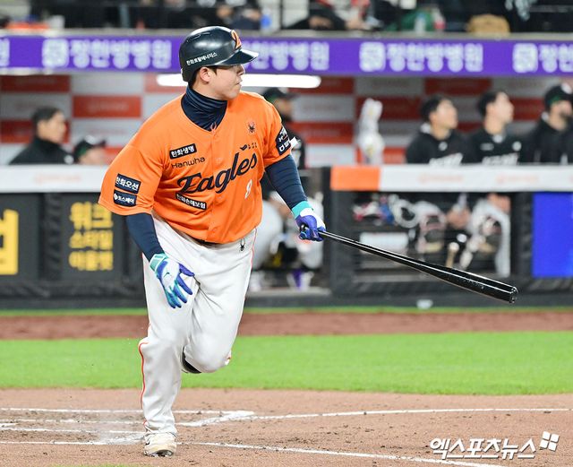 25일 오후 대전 한화생명 볼파크에서 열린 '2025 신한 SOL Bank KBO리그' KT 위즈와 한화 이글스의 경기, 7회말 1사 한화 노시환이 솔로 홈런을 날리고 있다. 엑스포츠뉴스 DB