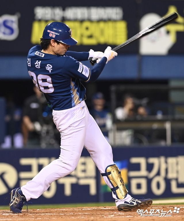 SSG 랜더스가 NC 다이노스와 7일 트레이드에 합의했다. NC에 2026 KBO 신인 드래프트 4라운드 지명권과 현금 5천만원을 넘기는 조건으로 외야수 김성욱을 영입했다. 김성욱은 2013년 1군 데뷔 이후 통산 2178타수 516안타 타율 0.237 78홈런 293타점 64도루 360득점 출루율 0.310 장타율 0.398을 기록했다. SSG는 즉시 전력감을 확보하기 위해 트레이드가 추진됐다고 설명했다. 엑스포츠뉴스 DB