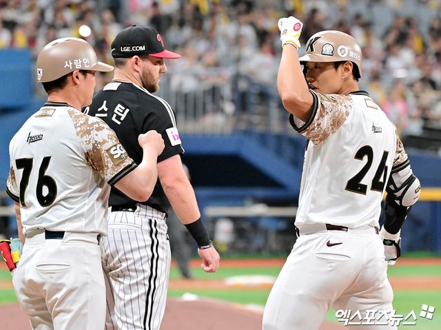 7일 오후 서울 구로구 고척스카이돔에서 열린 '2025 신한 SOL Bank KBO리그' LG 트윈스와 키움 히어로즈의 경기, 3회말 2사 3루 키움 송성문이 동점 적시타를 날리고 있다. 고척, 김한준 기자