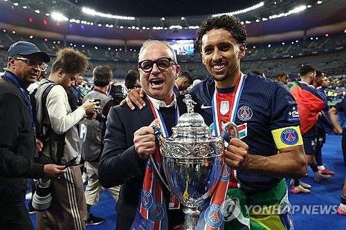 김민재가 소속팀인 독일 최고 명문 바이에른 뮌헨에서 이적 대상으로 분류된 가운데 이강인이 뛰고 있는 파리 생제르맹(PSG)이 김민재 에이전트와 면담한 것으로 알려져 귀추가 주목된다. 김민재는 PSG에서 리그1 우승까지 일궈내면 유럽 5대 빅리그에서 아시아 선수 최초로 3개 리그 우승을 거머쥔 선수가 된다. 연합뉴스 