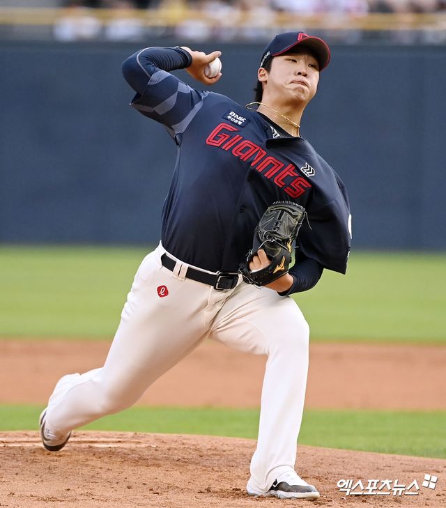 롯데 자이언츠 이민석이 정규시즌 경기에 등판해 투구하고 있다. 엑스포츠뉴스 DB
