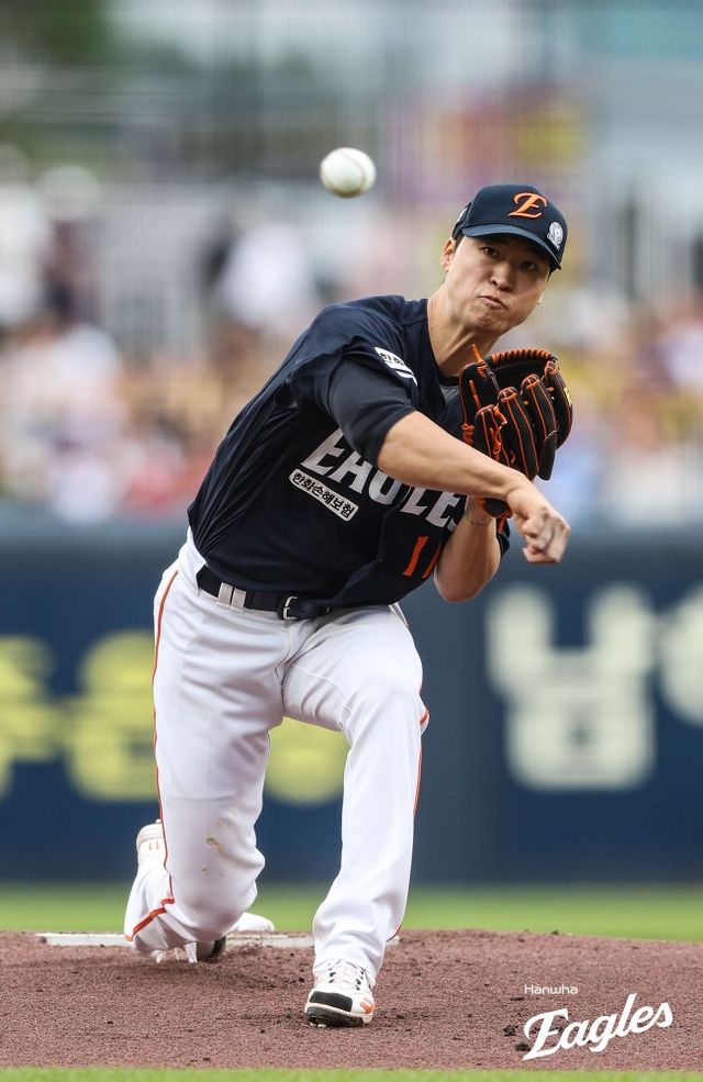 6일 오후 광주-KIA챔피언스필드에서 열린 '2025 신한 SOL Bank KBO리그' 한화 이글스와 KIA 타이거즈의 경기, KIA가 3:2로 승리했다. 한화 선발 엄상백은 6이닝 6피안타 1피홈런 무사사구 9탈삼진 2실점으로 자신의 역할을 다했지만, 득점 지원을 받지 못하면서 시즌 5패째를 떠안았다. 한화 이글스