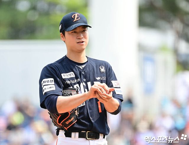 31일 오후 경상남도 창원NC파크에서 열린 '2025 신한 SOL Bank KBO리그' 한화 이글스와 NC 다이노스의 경기, 1회말 한화 선발투수 엄상백이 피칭을 준비하고 있다. 엑스포츠뉴스 DB