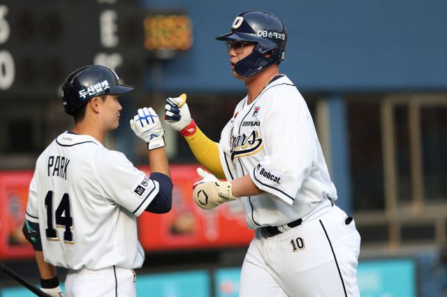 두산 베어스 김민혁이 올해 정규시즌 경기에 출전해 득점하고 있다. 김민혁은 7일 1군에서 말소됐다. 두산 베어스