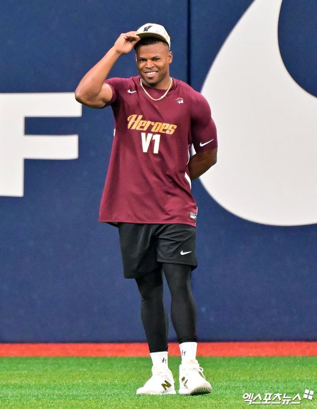 7일 오후 서울 구로구 고척스카이돔에서 열리는 '2025 신한 SOL Bank KBO리그' LG 트윈스와 키움 히어로즈의 경기, 키움 스톤 개랫이 훈련에 임하고 있다. 고척, 김한준 기자