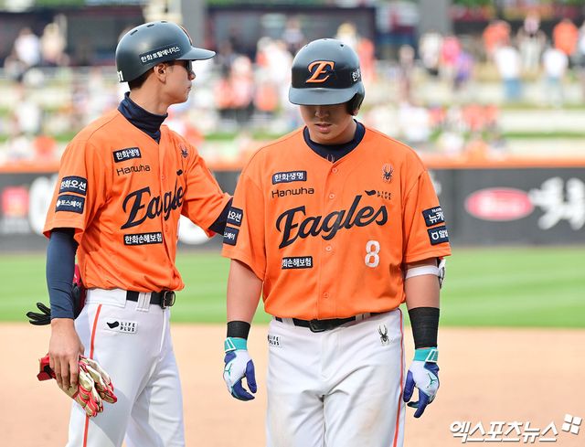 18일 오후 대전 한화생명 볼파크에서 열린 '2025 신한 SOL Bank KBO리그' SSG 랜더스와 한화 이글스의 경기, 9회말 1사 2루 한화 노시환이 좌익수 플라이로 아웃된 후 아쉬워하고 있다. 엑스포츠뉴스 DB