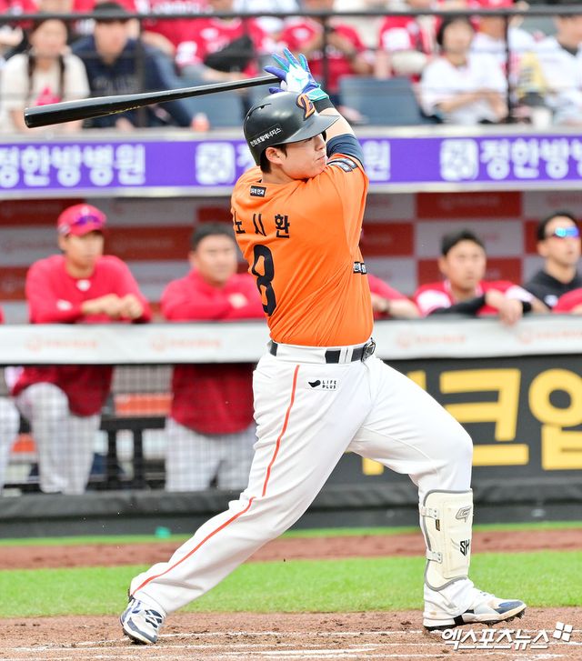 17일 오후 대전 한화생명 볼파크에서 열린 '2025 신한 SOL Bank KBO리그' SSG 랜더스와 한화 이글스의 더블헤더 2차전 경기, 1회말 2사 2루 한화 노시환이 1타점 적시타를 날리고 있다. 엑스포츠뉴스 DB