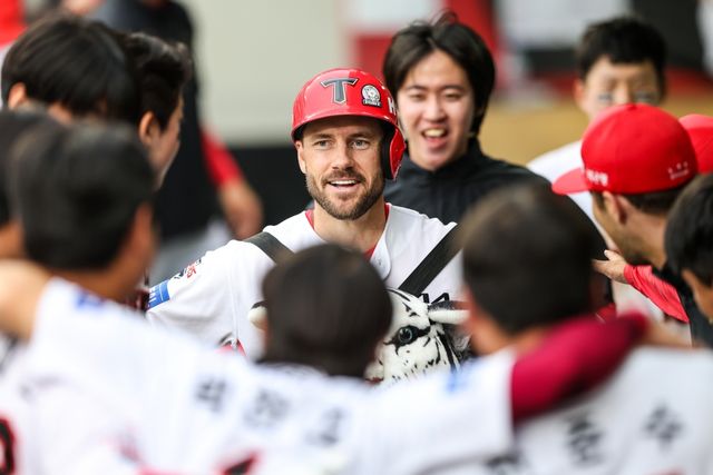 6일 오후 광주-KIA챔피언스필드에서 열린 '2025 신한 SOL Bank KBO리그' 한화 이글스와 KIA 타이거즈의 경기, KIA가 3:2로 승리했다. KIA 위즈덤은 홈런 1개를 포함해 3타수 2안타 1타점으로 팀 승리에 힘을 보탰다. KIA 타이거즈