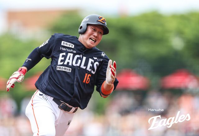 7일 오후 광주-KIA챔피언스필드에서 열린 '2025 신한 SOL Bank KBO리그' 한화 이글스와 KIA 타이거즈의 경기, 4회초 2사 2루 한화 이진영의 좌전 안타 때 하주석이 홈으로 달리고 있다. 한화 이글스