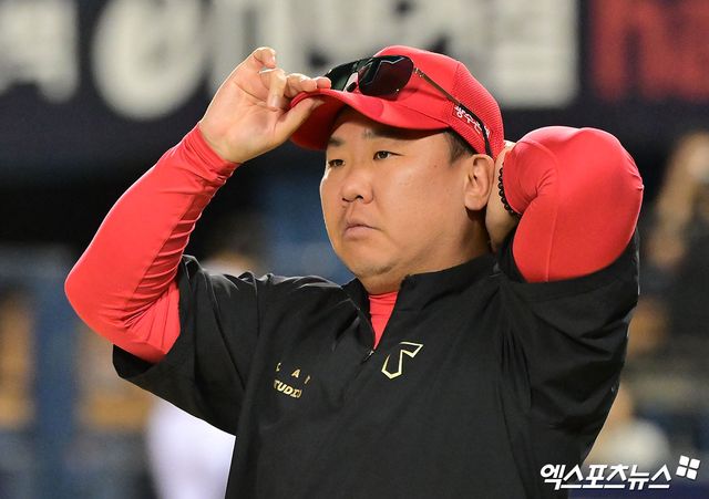 4일 오후 서울 송파구 잠실야구장에서 열린 '2025 신한 SOL Bank KBO리그' KIA 타이거즈와 두산 베어스의 경기, KIA가 위즈덤의 결승 투런 홈런과 최원준의 투런 홈런에 힘입어 두산에 8:3 승리를 거뒀다. KIA 이범호 감독이 기뻐하고 있다. 엑스포츠뉴스 DB