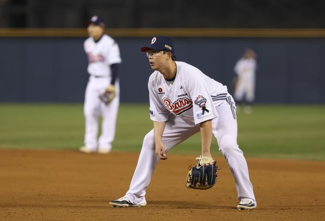 두산 베어스 김민혁이 올해 정규시즌 경기에 출전해 수비하고 있다. 김민혁은 7일 1군에서 말소됐다. 두산 베어스