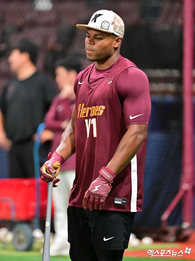 7일 오후 서울 구로구 고척스카이돔에서 열리는 '2025 신한 SOL Bank KBO리그' LG 트윈스와 키움 히어로즈의 경기, 키움 스톤 개랫이 훈련에 임하고 있다. 고척, 김한준 기자