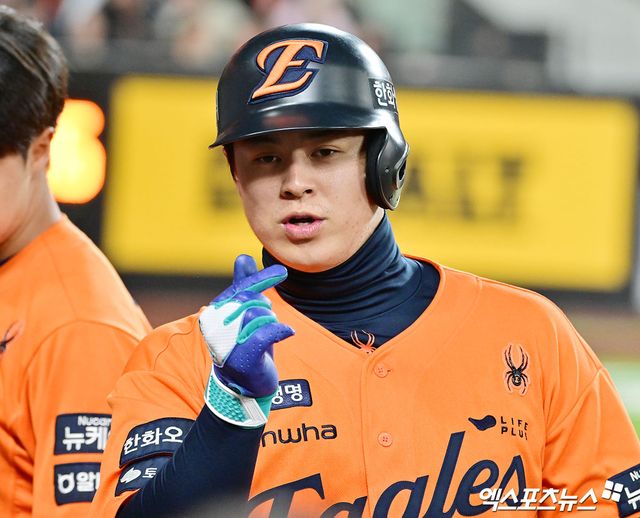 25일 오후 대전 한화생명 볼파크에서 열린 '2025 신한 SOL Bank KBO리그' KT 위즈와 한화 이글스의 경기, 7회말 1사 한화 노시환이 솔로 홈런을 날린 후 세리머니를 하고 있다. 엑스포츠뉴스 DB