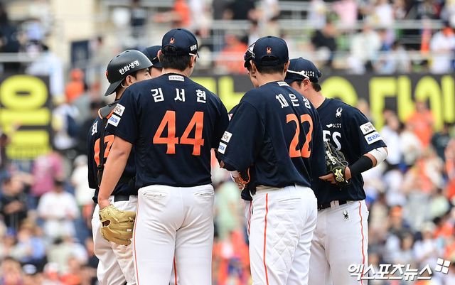 31일 오후 경상남도 창원NC파크에서 열린 '2025 신한 SOL Bank KBO리그' 한화 이글스와 NC 다이노스의 경기, 한화가 9회초 6득점 빅이닝을 만들며 9:6의 스코어로 승리, 위닝 시리즈를 확보했다. 경기 종료 후 한화 선수들이 승리의 기쁨을 나누고 있다. 엑스포츠뉴스 DB
