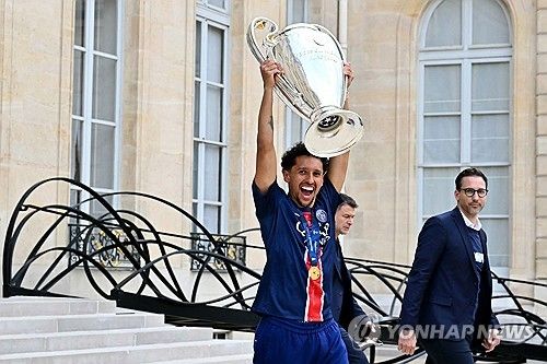 김민재가 소속팀인 독일 최고 명문 바이에른 뮌헨에서 이적 대상으로 분류된 가운데 이강인이 뛰고 있는 파리 생제르맹(PSG)이 김민재 에이전트와 면담한 것으로 알려져 귀추가 주목된다. 김민재는 PSG에서 리그1 우승까지 일궈내면 유럽 5대 빅리그에서 아시아 선수 최초로 3개 리그 우승을 거머쥔 선수가 된다. 연합뉴스 