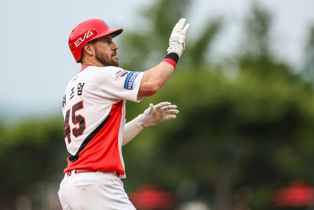 6일 오후 광주-KIA챔피언스필드에서 열린 '2025 신한 SOL Bank KBO리그' 한화 이글스와 KIA 타이거즈의 경기, KIA가 3:2로 승리했다. KIA 위즈덤은 홈런 1개를 포함해 3타수 2안타 1타점으로 팀 승리에 힘을 보탰다. KIA 타이거즈