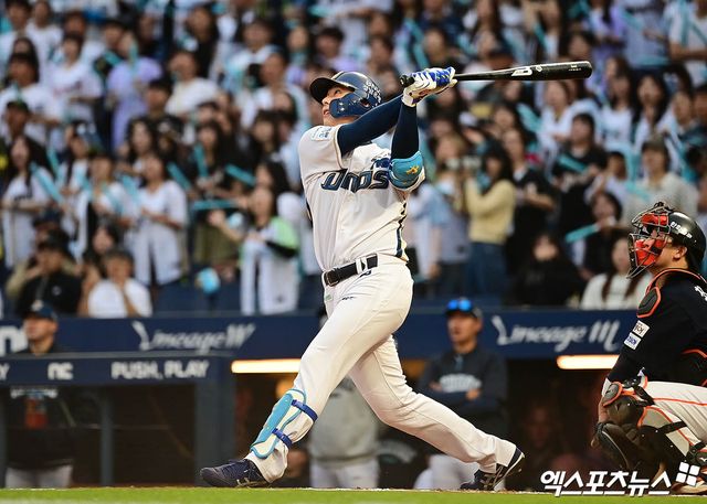 SSG 랜더스가 NC 다이노스와 7일 트레이드에 합의했다. NC에 2026 KBO 신인 드래프트 4라운드 지명권과 현금 5천만원을 넘기는 조건으로 외야수 김성욱을 영입했다. 김성욱은 2013년 1군 데뷔 이후 통산 2178타수 516안타 타율 0.237 78홈런 293타점 64도루 360득점 출루율 0.310 장타율 0.398을 기록했다. SSG는 즉시 전력감을 확보하기 위해 트레이드가 추진됐다고 설명했다. 엑스포츠뉴스 DB