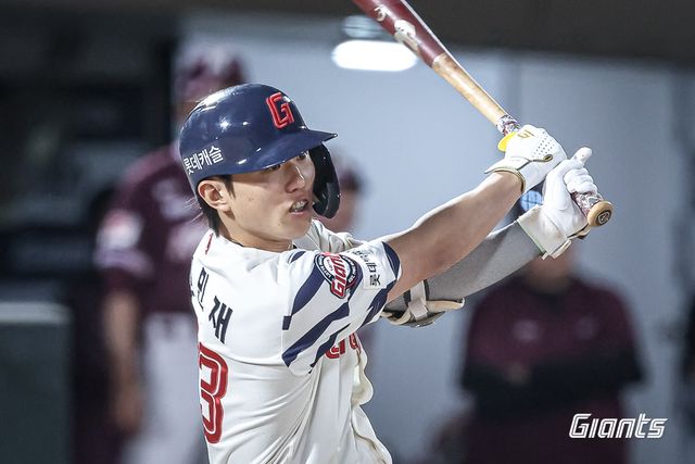 롯데 자이언츠 전민재가 7일 서울 잠실야구장에서 열린 두산 베어스와의 원정경기 도중 오른쪽 눈 불편감으로 교체됐다. 앞서 헤드샷 사구로 다쳤던 부위다. 롯데 자이언츠