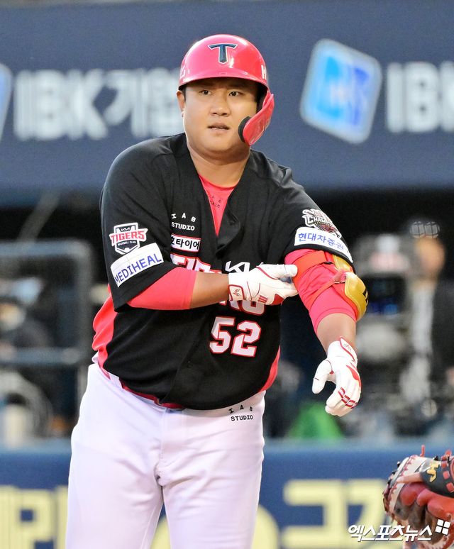 3일 오후 서울 송파구 잠실야구장에서 열린 '2025 신한 SOL Bank KBO리그' KIA 타이거즈와 두산 베어스의 경기, 8회초 KIA 황대인이 볼넷으로 출루하고 있다. 엑스포츠뉴스 DB