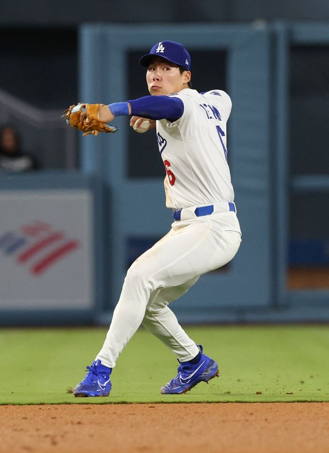 LA 다저스 김혜성이 2025 미국 메이저리그 정규시즌 경기에서 수비하고 있다. 김혜성은 지난 4일 경기 중 자신의 파울 타구에 발목을 맞았고 이후 결장 중이다. REUTERS 연합뉴스