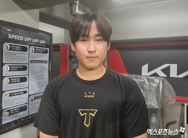 6일 오후 광주-KIA챔피언스필드에서 열린 '2025 신한 SOL Bank KBO리그' 한화 이글스와 KIA 타이거즈의 경기, KIA가 3:2로 승리했다. 경기 종료 후 KIA 윤영철이 취재진과 인터뷰에 임하고 있다. 광주, 유준상 기자