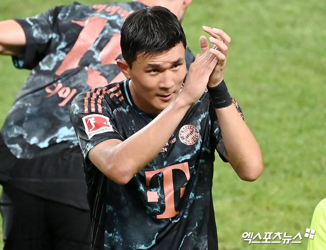 김민재가 소속팀인 독일 최고 명문 바이에른 뮌헨에서 이적 대상으로 분류된 가운데 이강인이 뛰고 있는 파리 생제르맹(PSG)이 김민재 에이전트와 면담한 것으로 알려져 귀추가 주목된다. 김민재는 PSG에서 리그1 우승까지 일궈내면 유럽 5대 빅리그에서 아시아 선수 최초로 3개 리그 우승을 거머쥔 선수가 된다. 엑스포츠뉴스DB